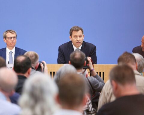 Lars Klingbeil präsentiert Haushaltsentwurf 2027, betont Investitionen in Verteidigung und Sicherheit.
