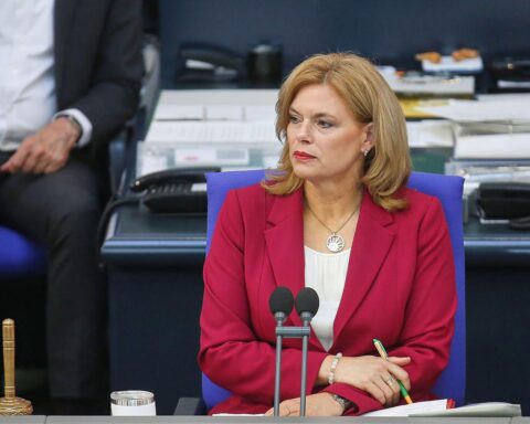 Julia Klöckner steht im Bundestag, adressiert Abgeordnete und kritisiert sozialen Medienmissbrauch.