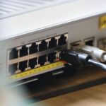Netzwerk-Patchpanel im Archiv; Thüringer Verfassungsschutz warnt vor KI-Angriffen und Sicherheitsrisiken.