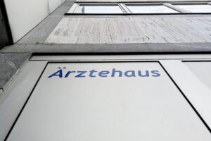 Ärztehaus im Archiv: Analyse zum Krankenstand sinkt leicht; Atemwegserkrankungen rückläufig, psychische nehmen zu.