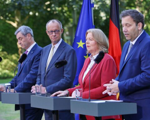 Ministerpräsident Michael Kretschmer bei Pressekonferenz nach Koalitionsausschuss, kritisiert unzureichende Maßnahmen für Deutschlands Wirtschaft.