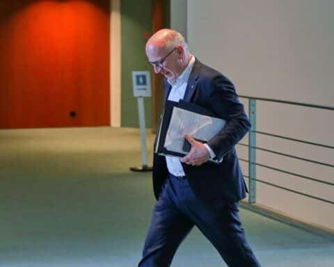 Renate Künast kritisiert Kai Wegner's Eignung als Bürgermeister in Berlin aufgrund mangelnden Krisenmanagements.