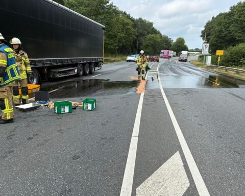 Feuerwehr sichert Unfallstelle: PKW kollidiert mit LKW, Diesel läuft auf Cherbourger Straße.