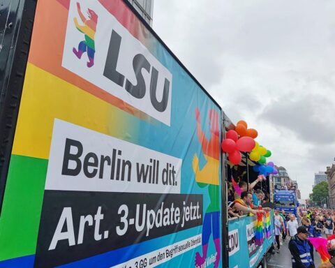 LSU-Wagen bei Christopher-Street-Day-Parade (Archivfoto) mit queeren Fahnen und Demonstration.
