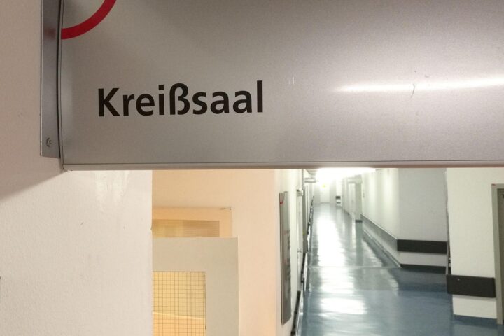 Archivfoto eines Kreißsaals: Unterstützung für Lotsendienste an Geburtskliniken im Saarland.