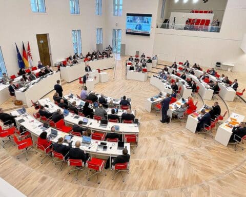 Brandenburger Landtagsabgeordnete während einer Sitzung zur Einigung über kommunale Finanzen.