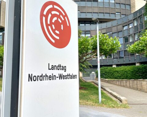 Bild zeigt den Landtag Nordrhein-Westfalen, symbolisiert nachhaltige Entwicklung und Zusammenarbeit für Lebensqualität.