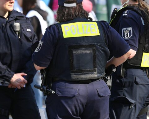 Polizistinnen bei landesweiter Kontrolle gegen Problemimmobilien und Sozialleistungsmissbrauch in Nordrhein-Westfalen.