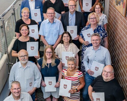 Landrat Allgaier überreicht Urkunden an Jubilare im Landratsamt Ludwigsburg, bedankt sich für Engagement.