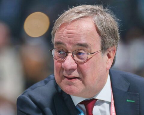 Armin Laschet diskutiert militärische Stärke und Dialog mit Russland im Bundestag.
