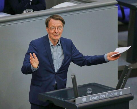 Karl Lauterbach fordert Hitze-Hilfsmaßnahmen: Hitzeportale, Hitzetelefone, Kühlung und mehr Begrünung in Städten.