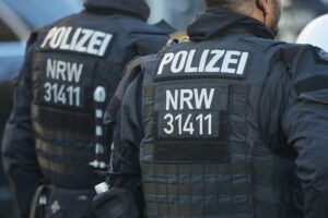 Schwerer Verkehrsunfall auf A45: Rettungskräfte und Unfallfahrzeuge auf der Autobahn.