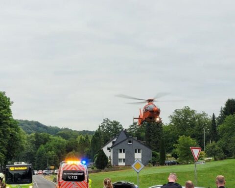 Feuerwehr- und Rettungseinsatz nach schwerem Verkehrsunfall auf der Kürtener Straße in Herrenstrunden.