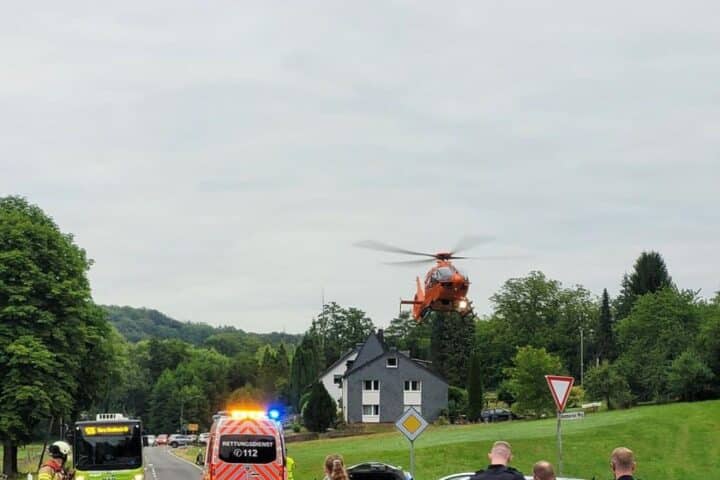 Feuerwehr- und Rettungseinsatz nach schwerem Verkehrsunfall auf der Kürtener Straße in Herrenstrunden.