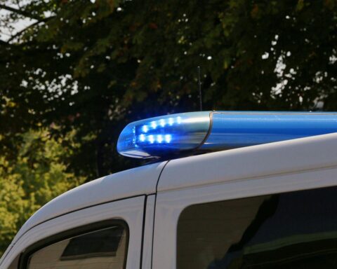 Polizisten am Kreisverkehr bei Borgstedt: Motorradfahrer nach Alleinunfall lebensgefährlich verletzt.