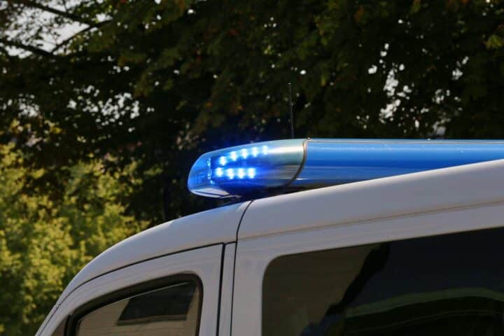 Polizisten am Kreisverkehr bei Borgstedt: Motorradfahrer nach Alleinunfall lebensgefährlich verletzt.