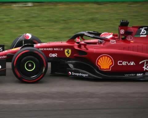 Charles Leclerc jubelt nach Formel-1-Sieg in Silverstone, umgeben von Mercedes-Rivalen Russell und Hamilton.