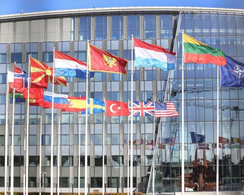Nato-Hauptquartier mit Flaggen, symbolisiert internationale Sicherheit und die Herausforderungen europäischer Allianz.