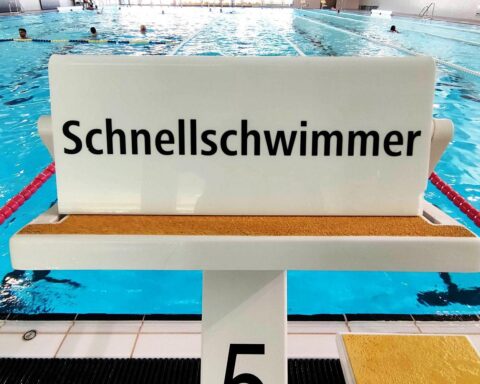Leeres Schwimmbad im Archiv: Debatte über mehr Schwimmunterricht, sichere Badestellen und Ertrinkungsprävention.