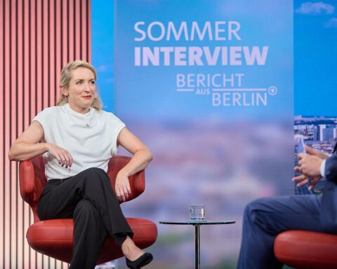 Ines Schwerdtner und Matthias Deiß, Protest gegen Reformpläne, Sozialkahlschlag und Vergesellschaftung diskutieren.