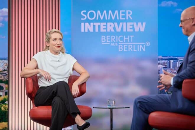 Ines Schwerdtner und Matthias Deiß, Protest gegen Reformpläne, Sozialkahlschlag und Vergesellschaftung diskutieren.