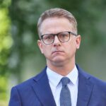 Carsten Linnemann (CDU) posiert als Bundesgesundheitsminister-Kandidat vor Pressefoto.