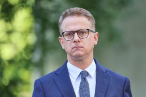 Carsten Linnemann (CDU) posiert als Bundesgesundheitsminister-Kandidat vor Pressefoto.