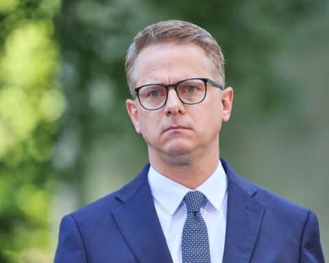 Carsten Linnemann (CDU) posiert als Bundesgesundheitsminister-Kandidat vor Pressefoto.