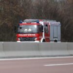 Auf der A6 brennt ein auf einem Sattelauflieger transportierter Traktor; Feuerwehr im Einsatz, Autobahn gesperrt.