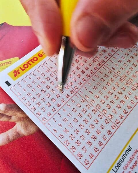 Lotto-Spielschein „6 aus 49“ im Archiv, mit Zahlenziehung und Hinweis auf Jackpot.