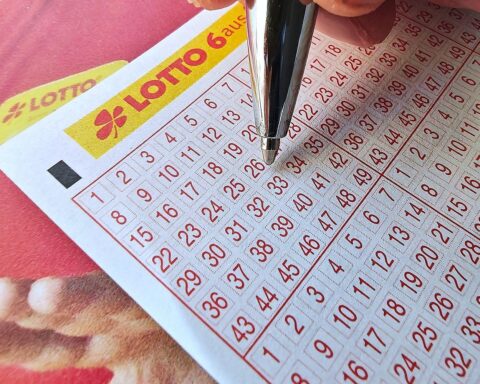 Lotto-Spielschein „6 aus 49“ mit gezogenen Zahlen und Superzahl 8.