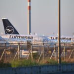 Archivfoto: Lufthansa-Flugzeuge am Flughafen, während der angekündigte Stellenabbau bis 2030 startet.