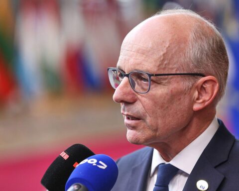 Luc Frieden spricht über soziale Ausgaben versus Verteidigung in Europa, betont sozialen Zusammenhalt.