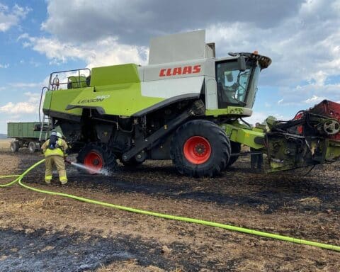 Mähdrescherbrand während der Ernte, Feuerwehr im Einsatz, glücklicherweise keine Verletzten.