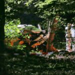 Menschen versammeln sich bei einer Mahnwache auf dem Münzplatz; Polizei begleitet die friedliche Kundgebung in Koblenz.