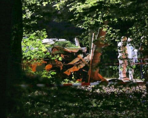 Menschen versammeln sich bei einer Mahnwache auf dem Münzplatz; Polizei begleitet die friedliche Kundgebung in Koblenz.
