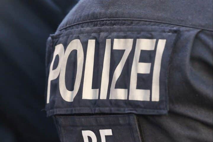 Polizisten fixieren einen Mann in Troisdorf; bei ihm wird ein Messer nach Bedrohung gefunden.