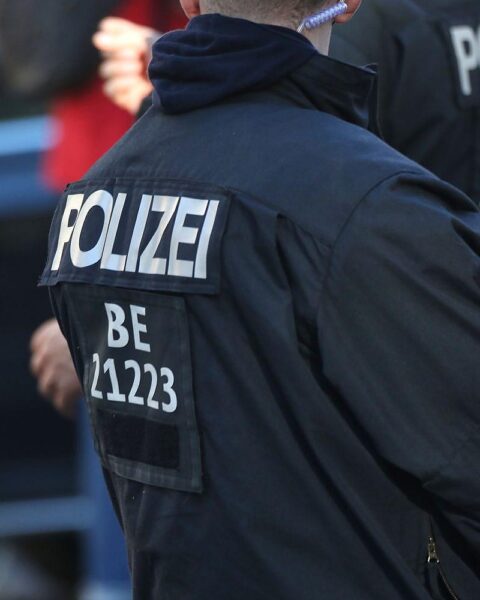 Polizei-Archivbild: Einsatzkräfte in Berlin; Angriff mit Hammer und Raub in Wilmersdorf (Nikolsburger Straße).