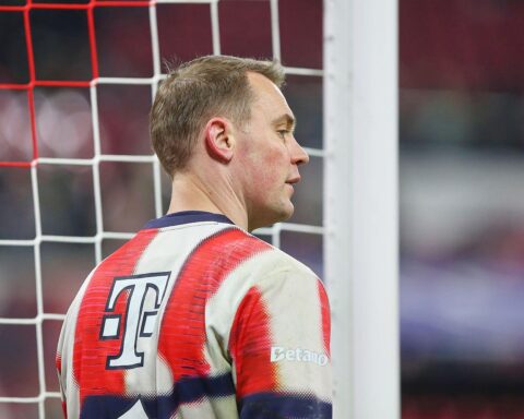 Manuel Neuer deutet sein Karriereende an, posiert im Bayern-Trainingslager am Tegernsee.