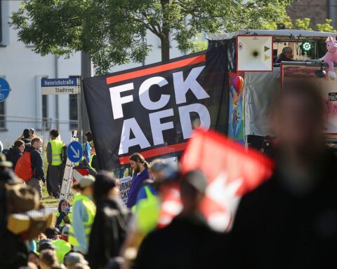 Gegendemonstranten blockieren Straßen vor AfD-Parteitag in Erfurt, massive Verkehrsbehinderungen drohen.