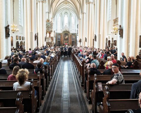 Mehrere Hundert Menschen bei einer Andacht in der Marienkirche, Bundeskanzler Friedrich Merz anwesend.