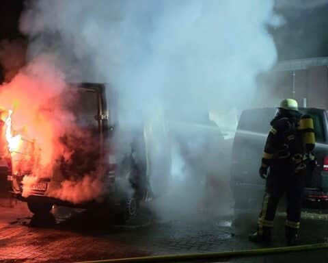 Brennende Kleintransporter, Feuerwehr im Einsatz, nächtliche Brandbekämpfung in Gewerbegebiet Westercelle.