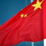 Chinas Fahne im Archiv: Erdrutsch nahe Chongqing, tödliche Opfer und Rettungsarbeiten durch Behörden.