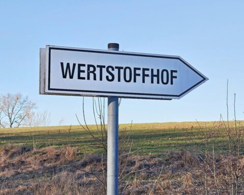 Wertstoffhof im Archiv, Symbolbild für Entsorgung gefährlicher Abfälle und deren Mengen in Deutschland.