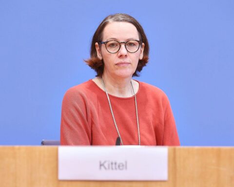 Claudia Kittel bei einer Pressekonferenz über Kinderrechte und überlastete Jugendhilfeeinrichtungen.
