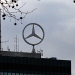 Mercedes-Stern (Archiv) vor dem Hintergrund: Mercedes-Benz Fahrzeugeverkauf deutlich zurück im zweiten Quartal 2026.