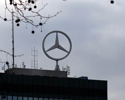 Mercedes-Stern (Archiv) vor dem Hintergrund: Mercedes-Benz Fahrzeugeverkauf deutlich zurück im zweiten Quartal 2026.