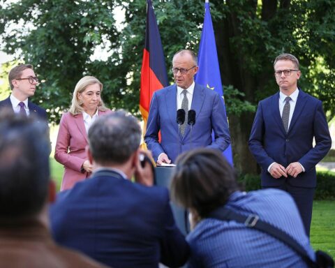 Kanzler Friedrich Merz mit Warken, Linnemann und Amthor; Kabinettsumbildung im Gesundheits- und Kanzleramt.