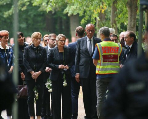 Bundeskanzler Friedrich Merz besucht nach dem Berliner CSD-Anschlag den Tatort im Tiergarten.