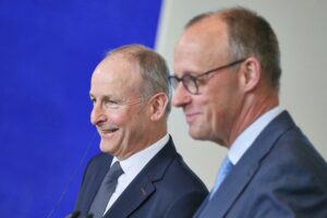 Friedrich Merz und Micheál Martin bei Treffen in Dublin: Forderung nach EU-Kürzungen, Fokus Wettbewerb und Investitionen.